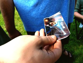 Close-up of hand holding grass