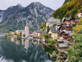 Panoramic view of buildings and mountains in city