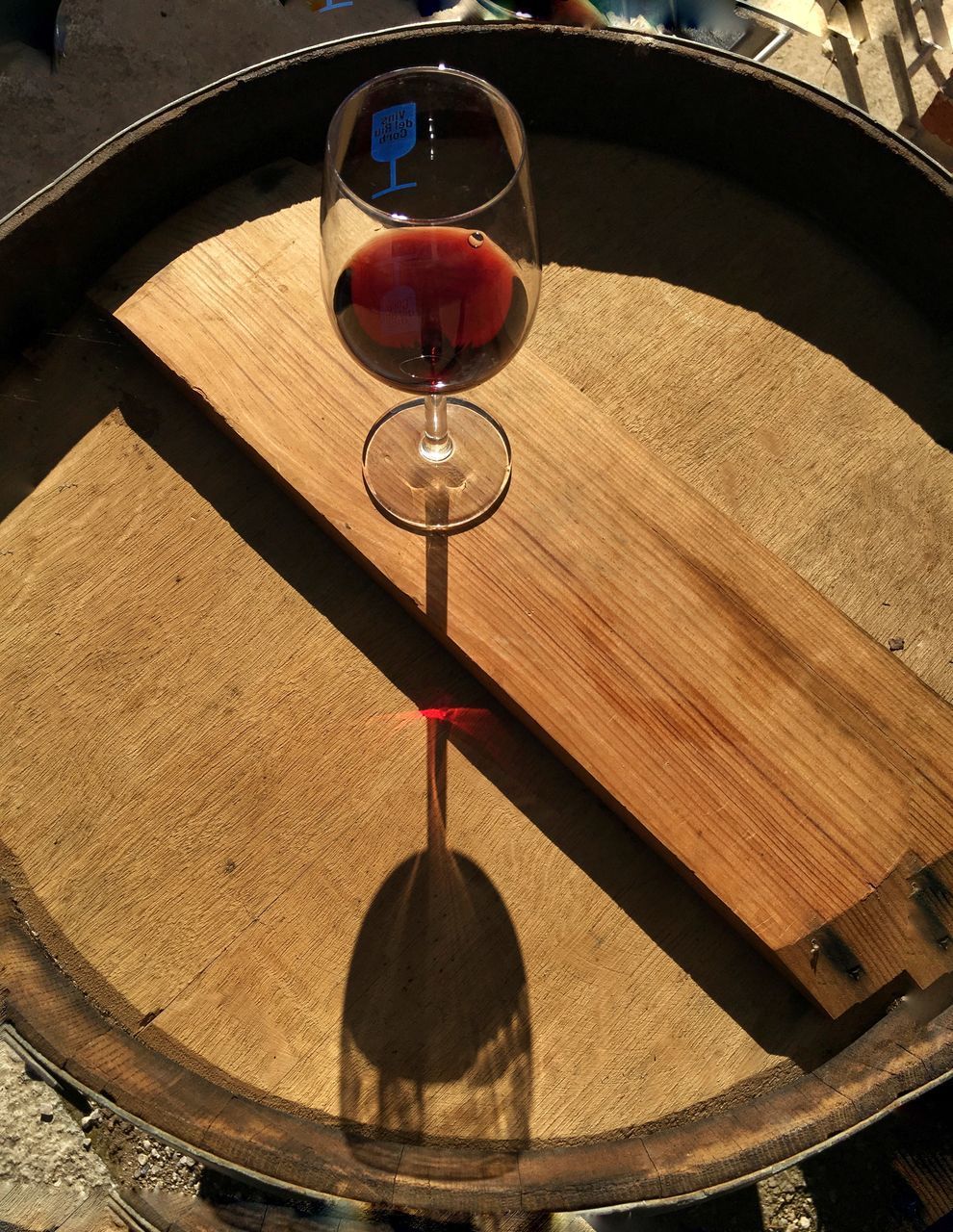 HIGH ANGLE VIEW OF RED WINE ON TABLE