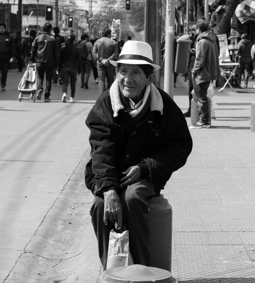 city, street, real people, men, incidental people, hat, clothing, people, adult, day, lifestyles, architecture, leisure activity, males, senior adult, city street, city life, full length, outdoors