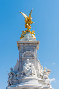 The victoria memorial monument to queen victoria in front of the buckingham palace