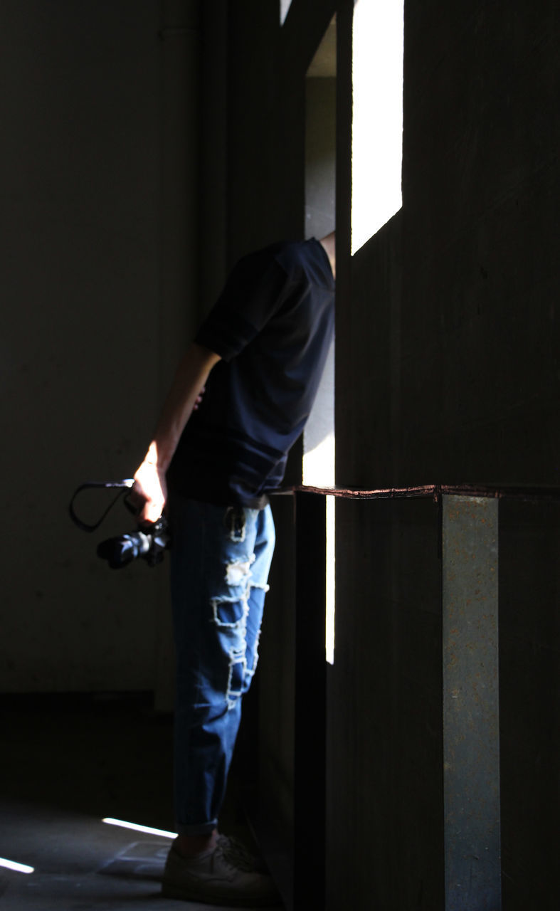 MAN WORKING WITH ARMS RAISED