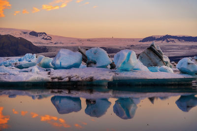 Scenic view of icebergs and mountains on jokulsarlon glacial lagoon