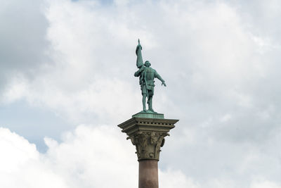 Statue of engelbrekt the freedom fighter sited on top of a pillar