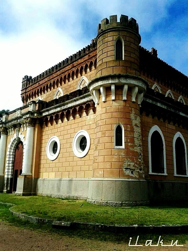 LOW ANGLE VIEW OF HISTORICAL BUILDING AGAINST SKY