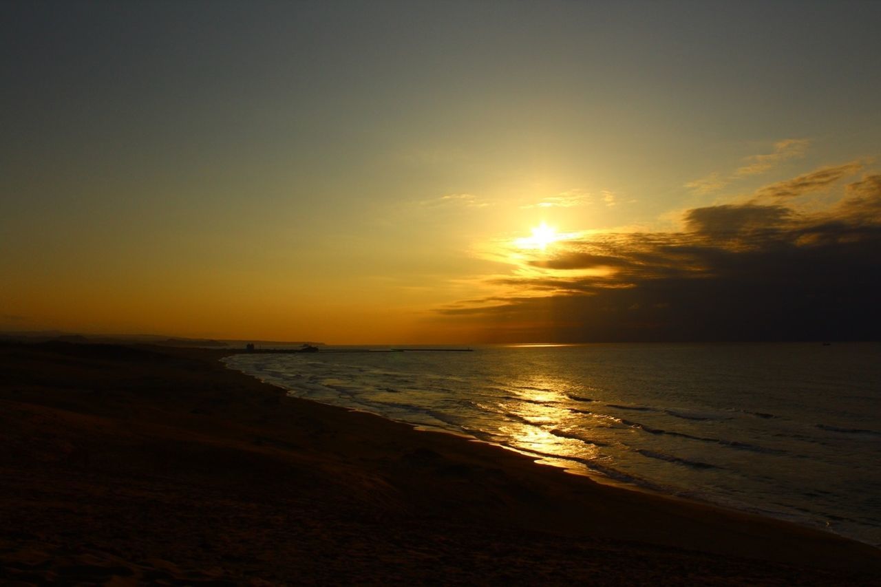 sunset, sea, water, horizon over water, sun, beach, scenics, tranquil scene, tranquility, beauty in nature, shore, sky, orange color, idyllic, reflection, nature, silhouette, sunlight, sand, coastline