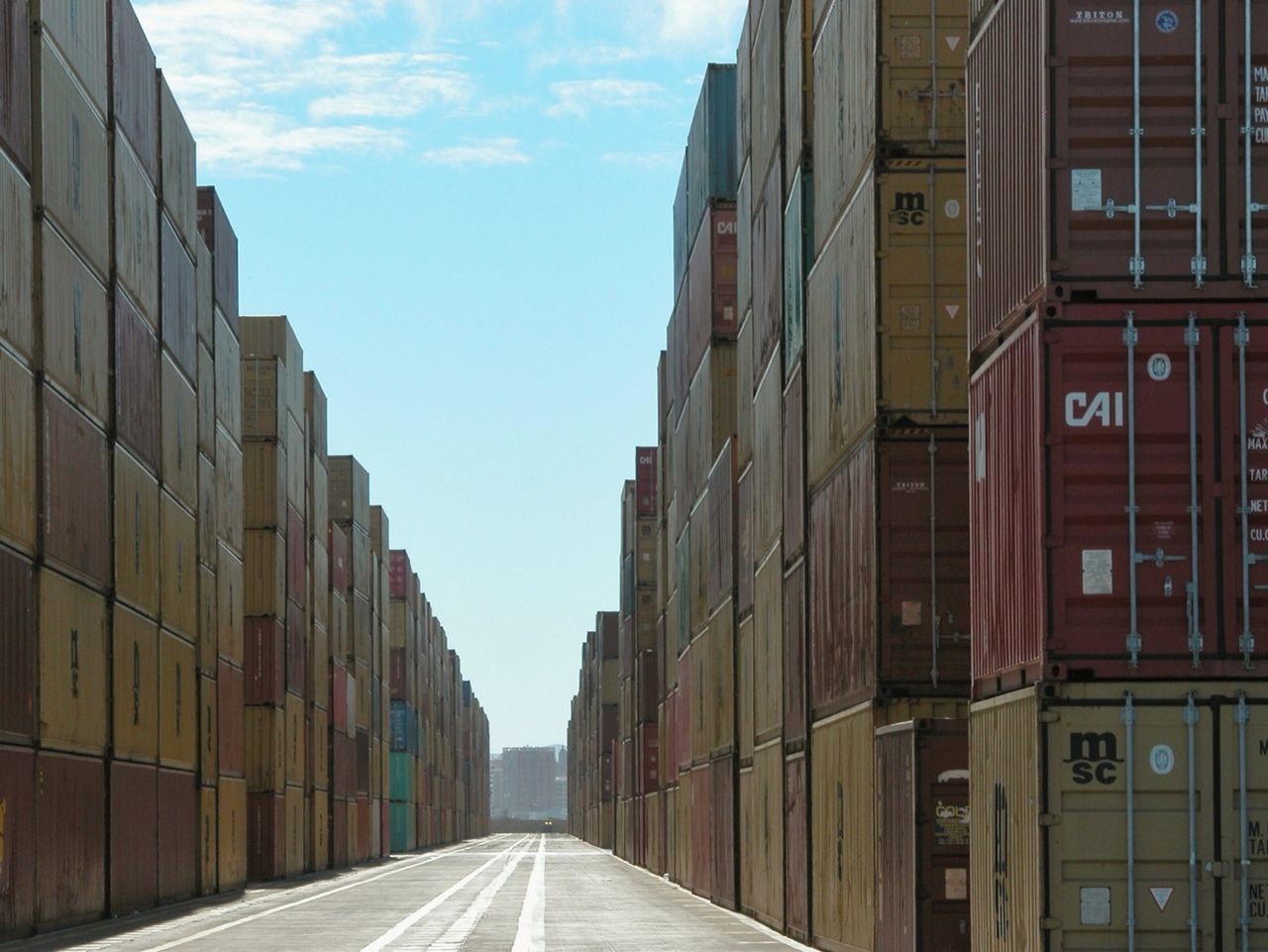 architecture, building exterior, the way forward, built structure, diminishing perspective, vanishing point, city, sky, narrow, street, road, building, transportation, long, residential structure, empty, outdoors, residential building, day, no people