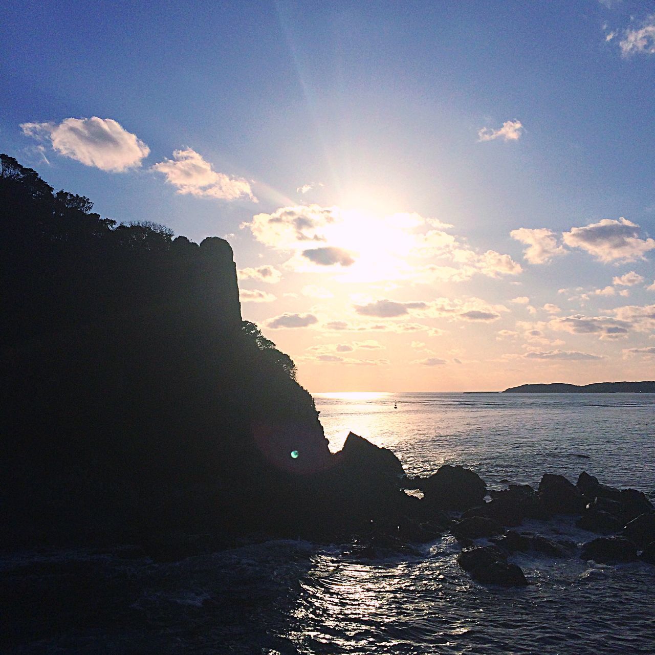 sea, water, horizon over water, scenics, tranquil scene, beauty in nature, sky, tranquility, sunset, nature, sun, idyllic, waterfront, sunlight, reflection, beach, cloud - sky, outdoors, rock - object, rippled