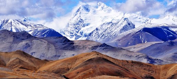 Snowcapped himalaya mountains landscape in tibet