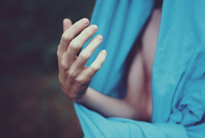 Cropped image woman hand 