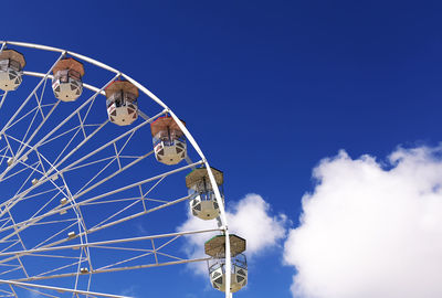 Ferris wheel of the amusement park in the blue sky background. retro colorful ferris wheel of the 