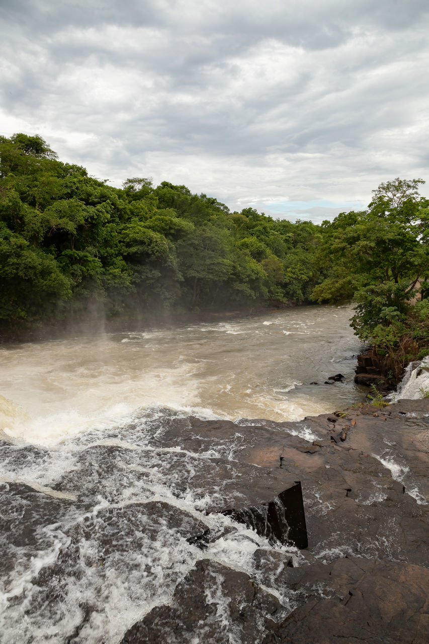 SCENIC VIEW OF WATER FLOWING THROUGH LAND AGAINST SKY