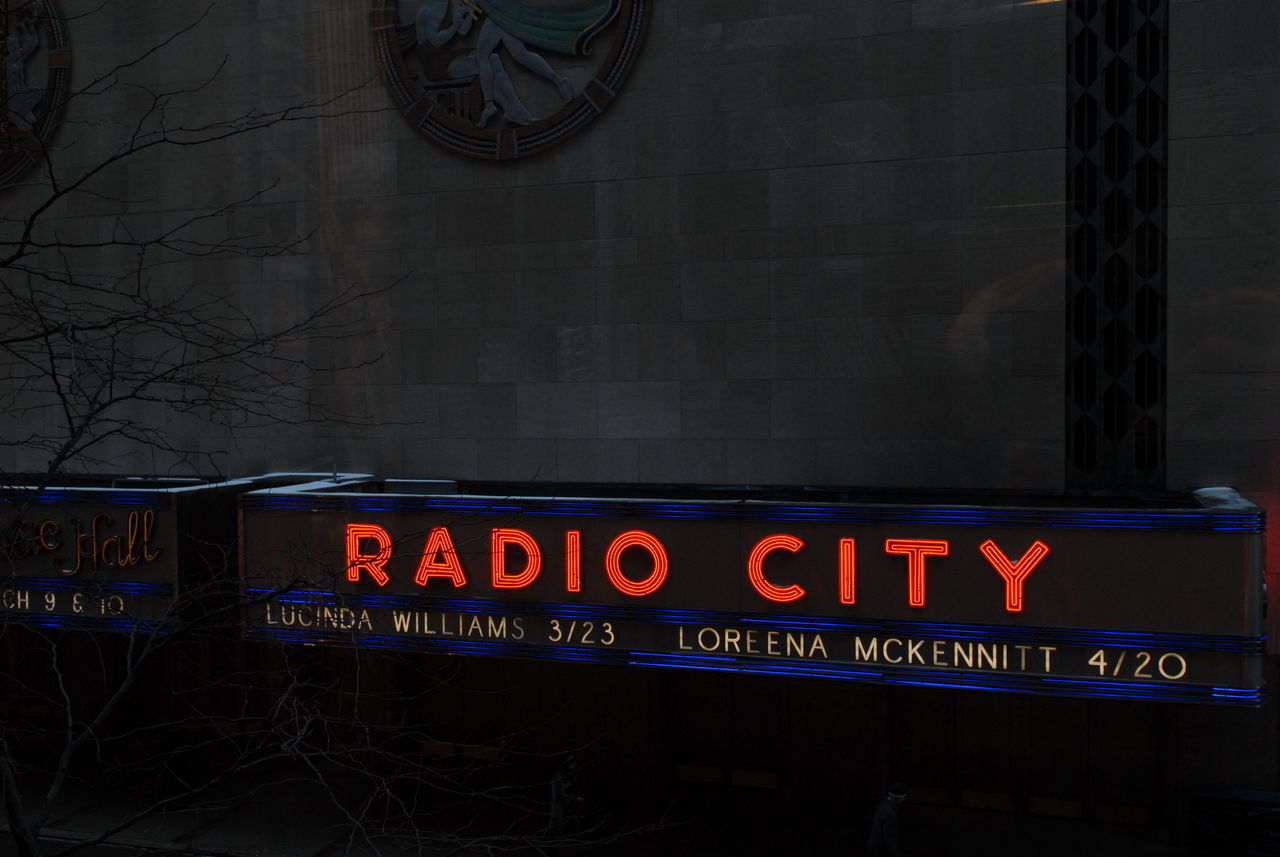 INFORMATION SIGN ON ILLUMINATED BUILDING IN CITY