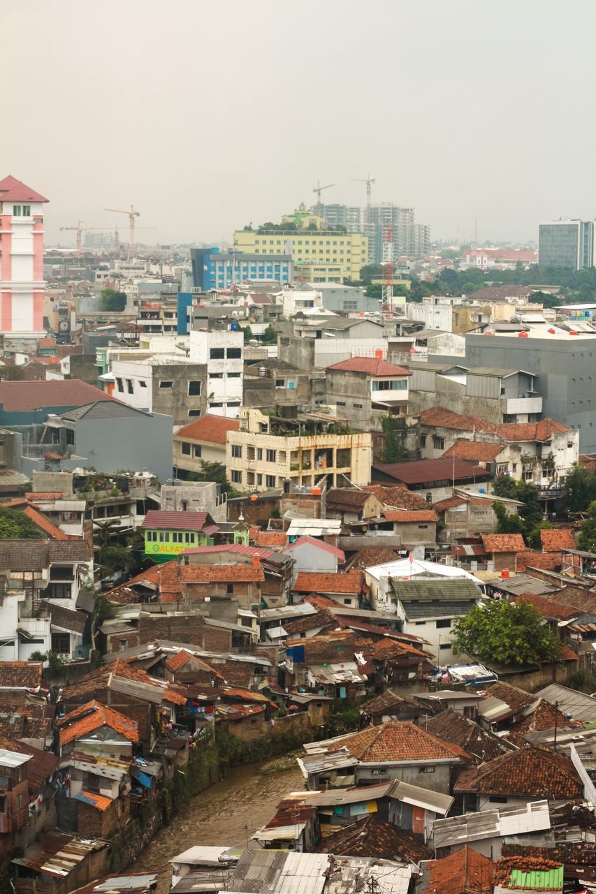 HIGH ANGLE VIEW OF TOWNSCAPE AGAINST SKY