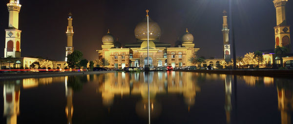 The architecture of the grand mosque an-nur pekanbaru, indonesia, resembles the taj mahal in india.