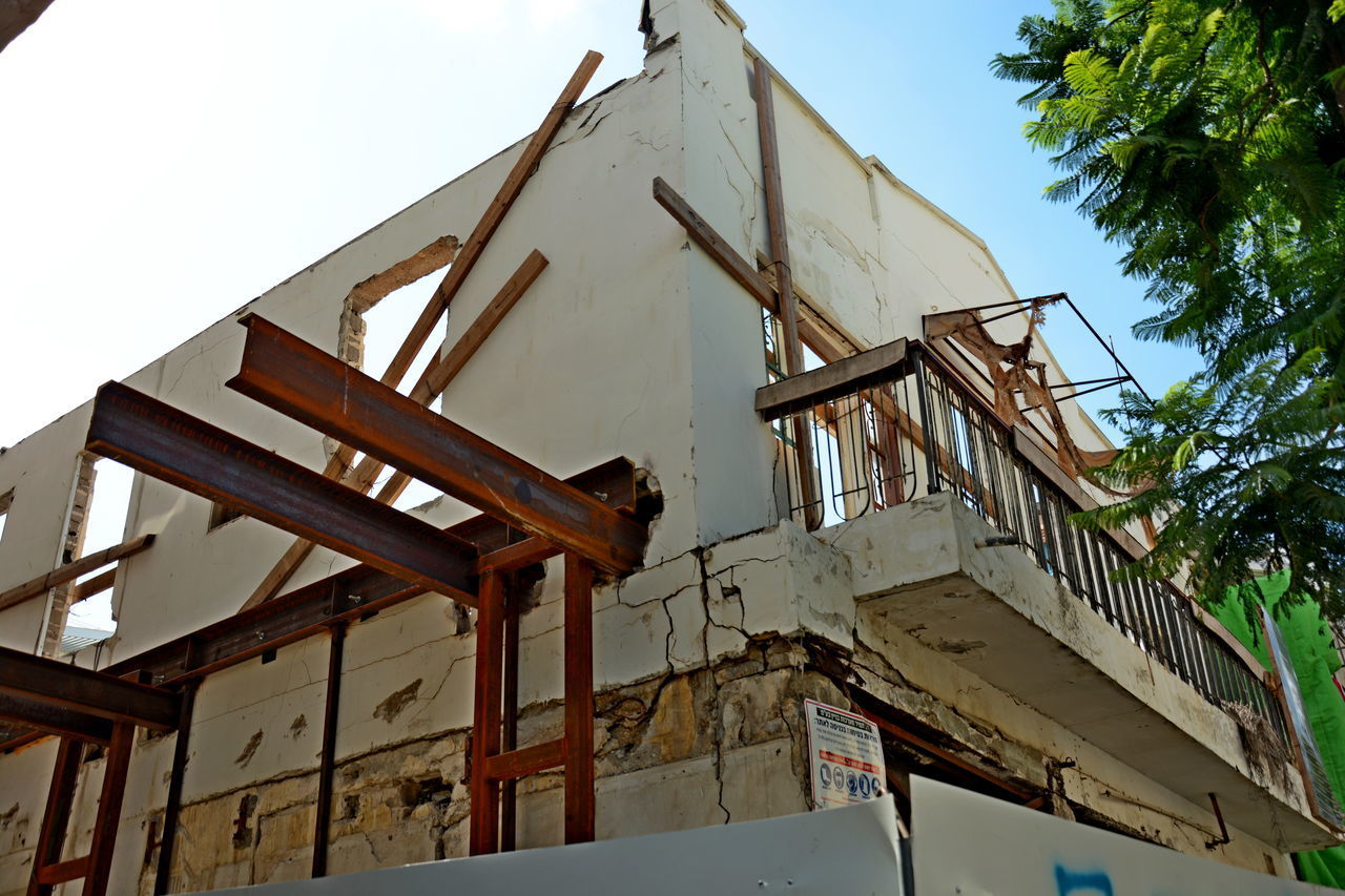 LOW ANGLE VIEW OF ABANDONED BUILDING AGAINST CLEAR SKY