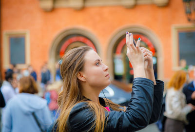 A young girl travels and takes pictures of the sights of the city on the phone
