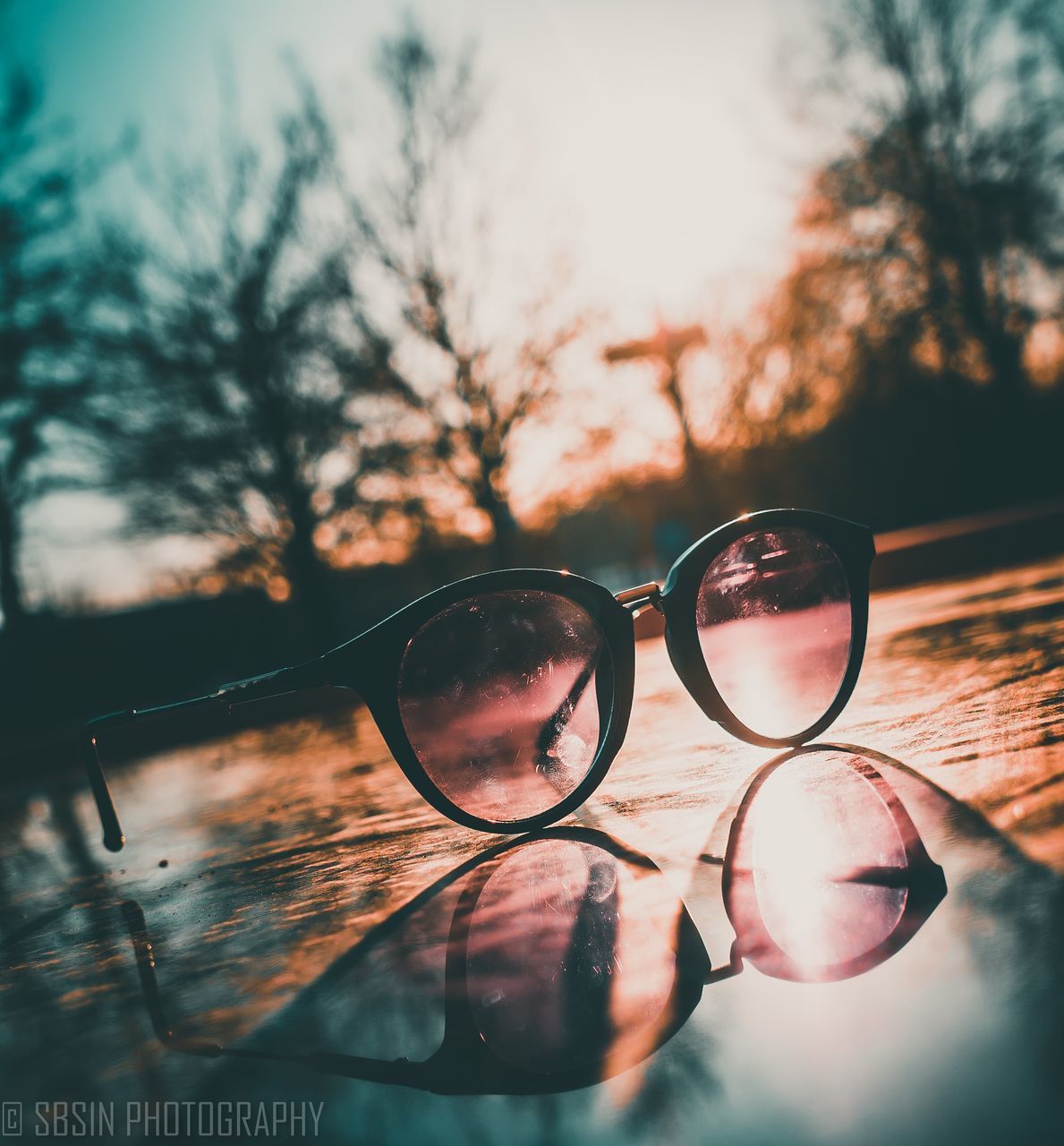 CLOSE-UP OF SUNGLASSES