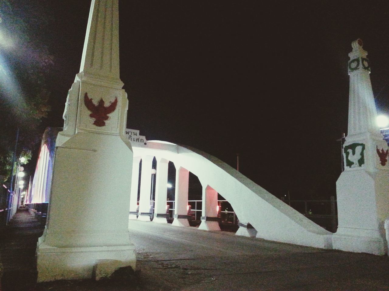 architecture, built structure, building exterior, low angle view, night, illuminated, famous place, architectural column, travel destinations, history, sculpture, column, arch, international landmark, travel, statue, tourism, art, outdoors, art and craft