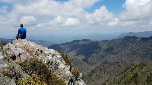 A hiker overlooks a mountain view from the appalachian trail in great smoky mountains national park.