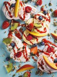 Meringues with fruits