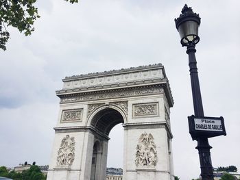 View of arc de triomphe against sky