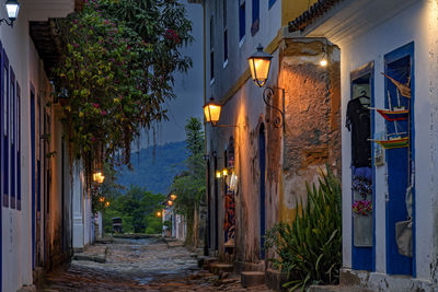 Bucolic street in the city of paraty in rio de janeiro with its colonial-style houses at dusk