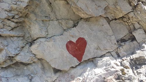 Close-up of heart shape on rock