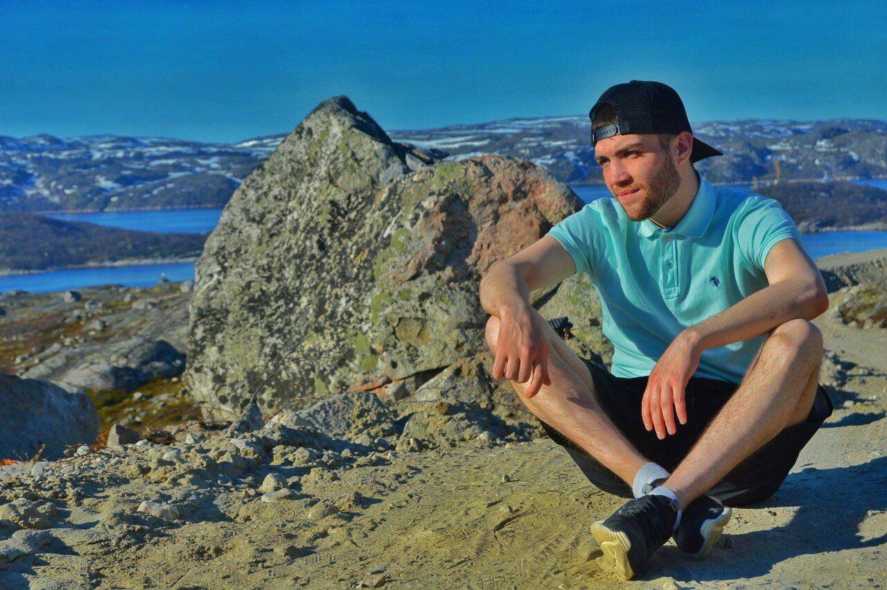 rock - object, sea, mountain, nature, sky, casual clothing, one person, day, outdoors, real people, beach, full length, beauty in nature, water, young adult, one man only, adult, adults only, people