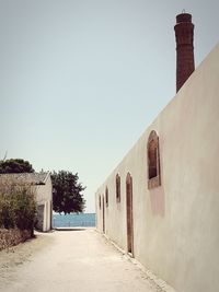 Narrow walkway along houses