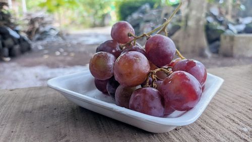 Close-up of grapes in bowl on table