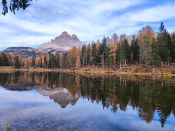 Autumnal panorama of the three peaks of lavaredo with lake d'antorno