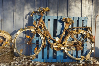 Decoration at the entrance of a restaurant, a bike covered with oysters' shells