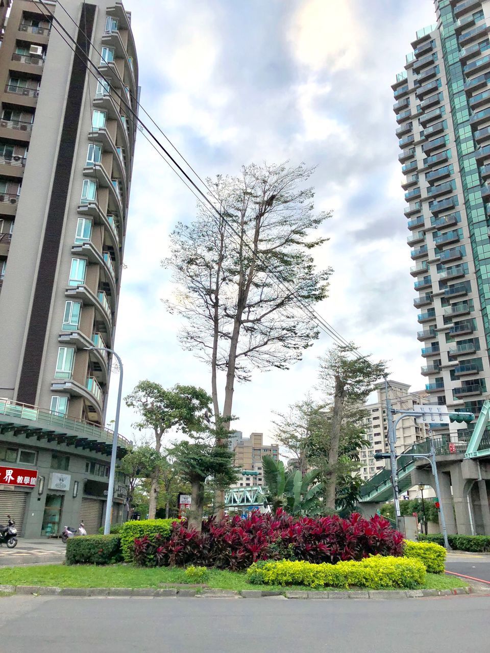 LOW ANGLE VIEW OF BUILDINGS AGAINST SKY