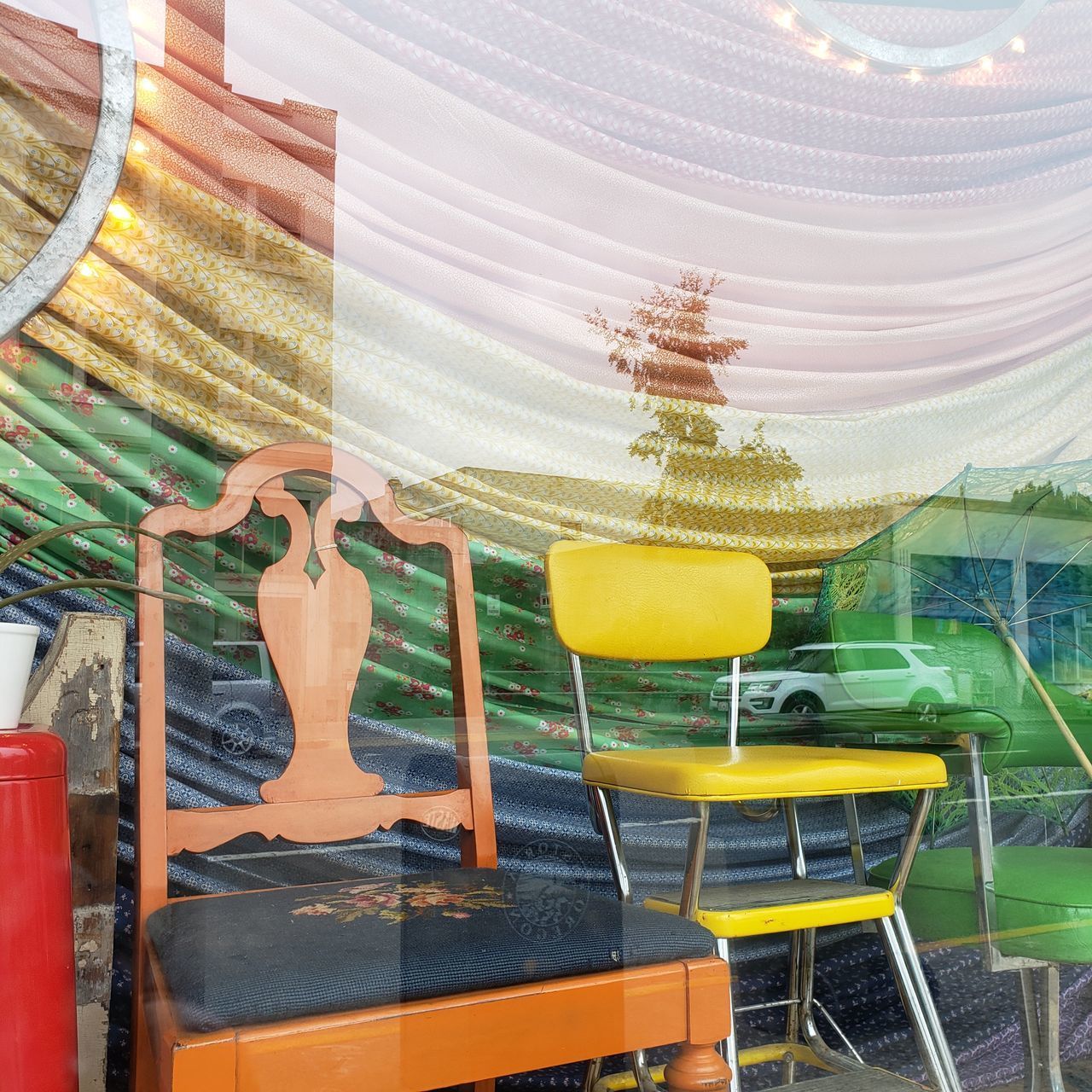 CLOSE-UP OF EMPTY CHAIRS AND TABLE IN STORE