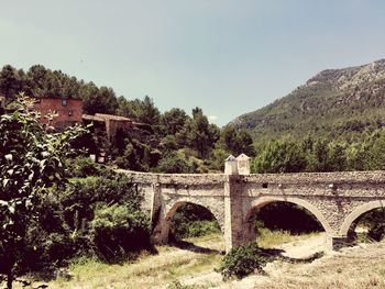 Arch bridge against sky