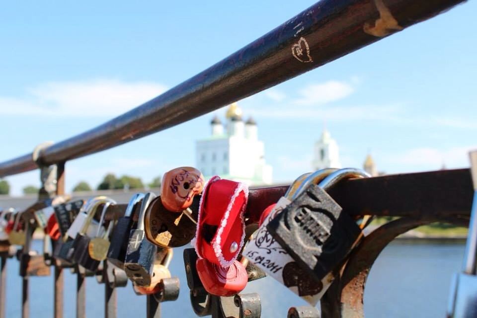 metal, focus on foreground, sky, padlock, protection, safety, metallic, close-up, security, transportation, day, lock, red, industry, outdoors, selective focus, travel, machinery, strength, fence