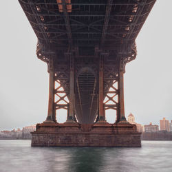 Low angle view of manhattan bridge