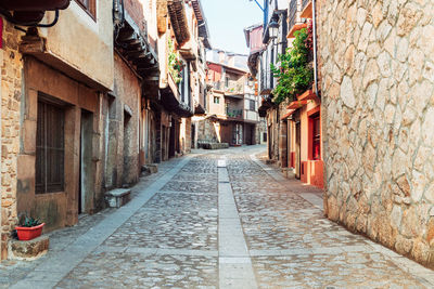 Narrow alley amidst buildings in city