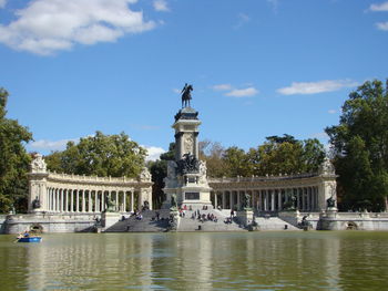 Statue of historic building against sky