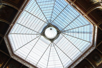 Large solar skylight in chamber of commerce