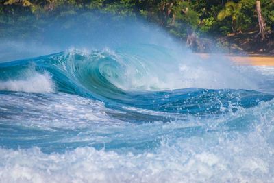 Beautiful and spectacular waves crashing at tunnels beach or makua beach, kauai, hawaii, usa