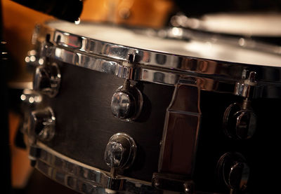 Close up image of snare of drum