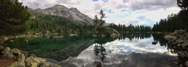 Panoramic view of lake and mountains against sky