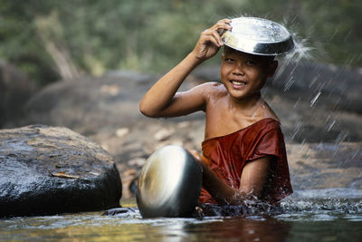 Novice playing waterfall and wash the container, monk's alms bowl.