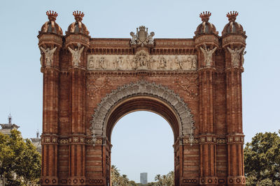 Low angle view of historical building against clear sky arco de triunfo barcelona