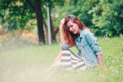 Young woman wearing sunglasses on field