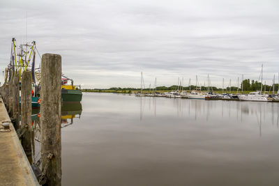 Sailboats in lake against sky