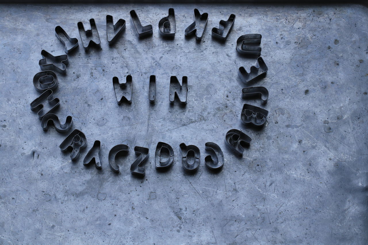 CLOSE-UP OF RUSTY METAL ON WALL