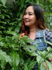 Portrait of a smiling young woman outdoors